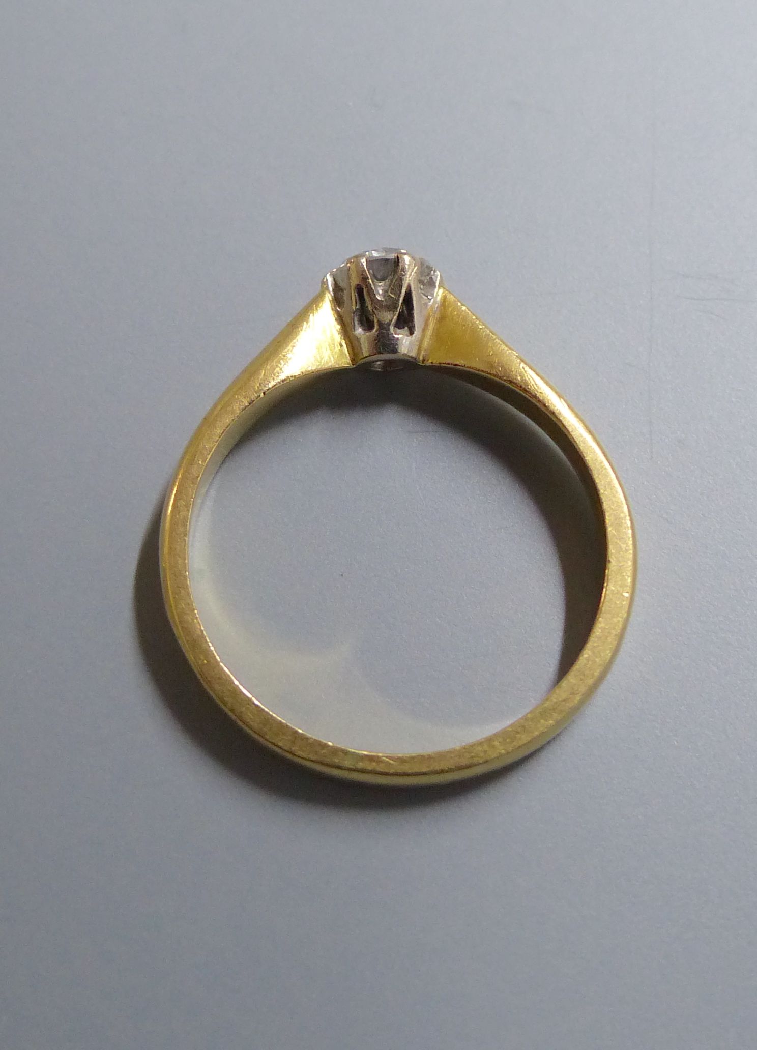 A modern 18ct gold and solitaire diamond ring, size H/I, gross 3 grams.